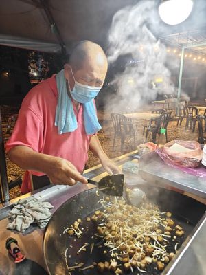 frying carrot cake in action  at Chen Ee Vegetarian Food 正一素食 in Ipoh