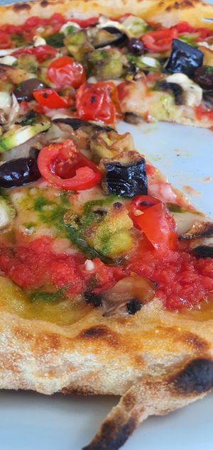 Tomato, Greenvie mozzarella, aubergine, mushrooms, cherry tomatoes and black olives at Chalet Il Monello - Maybe closed in San Benedetto Del Tronto
