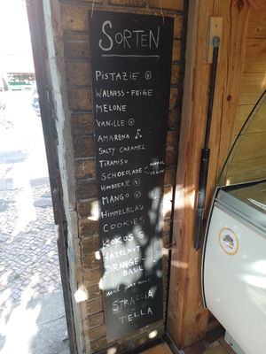 Menu of ice flavours at Tante Frizzante Event-Bar & KiezGarten Zart Daneben in Berlin