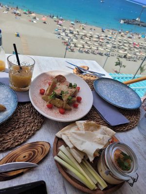 Fried eggplants and hummus with vegetables and naan at Siya Tandoori  in Tenerife