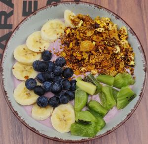Bowl vegano con yogur de arándanos at Topete in Guernica