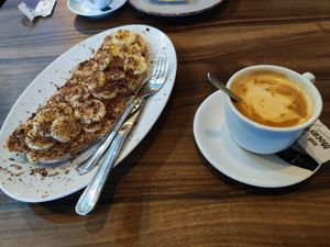 Rebanada con mantequilla de cacahuete y plátano. at Topete in Guernica