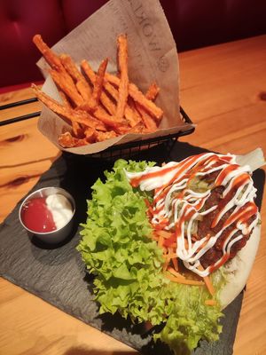 Veggie Bao /Süßkartoffelpommes at How Bao in Solingen