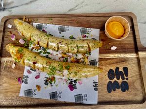 Bij de aperitief kan je deze vegan boudin worst bestellen, mega aanrader! De worst wordt gemaakt van knolselder, koolrabi, ajuinen, tuinkruiden, kikkererwten en witte bonen. at OhMA Gent in Ghent