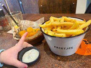 Vegan kaaskroketjes met frietjes at OhMA Gent in Ghent