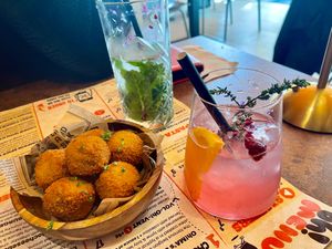 De Oh!Ma Mocktail Special is heerlijk! Met een portie bitterballen  at OhMA Gent in Ghent