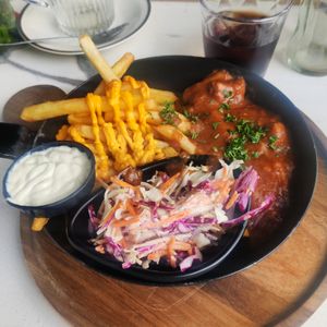 Belgian stew and cheesy chips at OhMA Gent in Ghent
