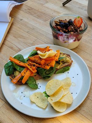 Sauerteigbrot mit Hummus und Kaffee-Granola mit Pflantenjoghurt at fika. Kaffeerösterei & Weinfachhandel in Wismar