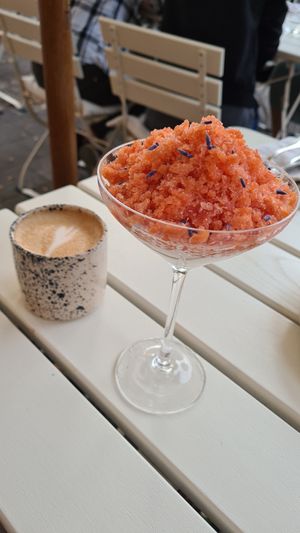 Granolé mit Pfirsisch und Latte Macchiato at ÆNDRÈ - Schlüterstraße in Hamburg