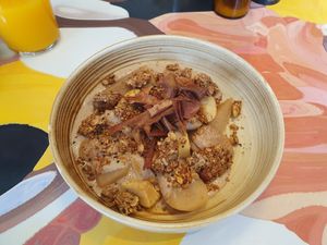 Sweet bowl with pear at ÆNDRÈ - Schlüterstraße in Hamburg