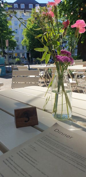 Draußen sitzen at ÆNDRÈ - Schlüterstraße in Hamburg