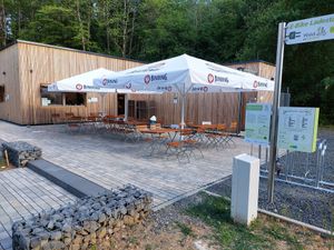 Facilities to charge your ebike right next to the tables at Bootshaus Ardeas Seenwelt in Bad Soden-salmuenster