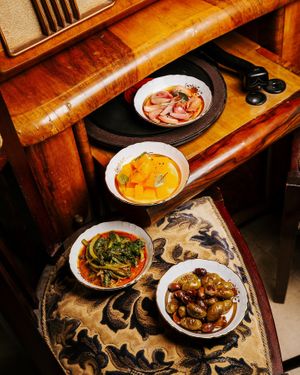 Le conserve:
Bietola pressata, olio rosso, Tandoori masala;
Zucca in scapece, zafferano, capperi fritti;
Olive in salamoia, in calce, al forno;
Scalogno al Vino dei Quattro Ladri at Antico Commercio in Corato