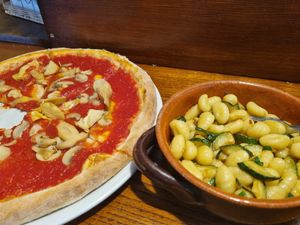 Marinara pizza with mushrooms and artichoke, and gnocchi with zucchini at Donna Maria Pizza in Maiori
