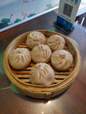  三鲜小笼包 three delicacies steamed buns - absolutely fantastic. 15rmb, vegan. at Zhòng Shàn Yuán Lăo Miàn Guăn - 众善缘老面馆 in Dali