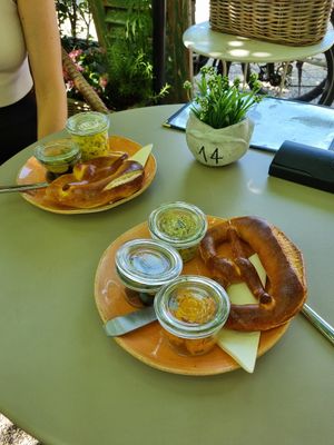 Brezel mit Hummus at Café Evi in Darmstadt