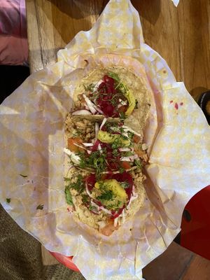 Sehr lecker. Wie schon von anderen beschrieben gibt es hier eine vegetarische Option, bei der man den Käse weglassen kann. Aber mein Highlight waren die scharfen Soßen .  at Los Tacos del Gordo in Cartagena
