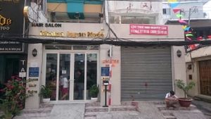 The actual appearance of the given address (262 Bui Vien, District 1, Ho Chi Minh City) as of May 2016. As you see, NO RESTAURANT AT ALL other than a Japanese-owned hair salon in its immediate left who affirms that it has been vacant for long time with a heresay a few month ago that there would be a new restaurant tenant. In fact, the given address is allotted to the hair salon as you could see in GoogleMap or their own homepage. at Huong Sen - Bui Vien in Ho Chi Minh City