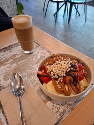 Pumpkin Spice Latte and Layered Açaí & Snickers Bowl REGULAR at Wild Bowls - Seefeldstrasse in Zurich
