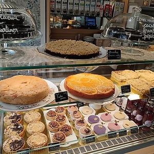 Vitrine d'automne avec gâteau moelleux à l'orange et tarte tatin aux pommes  at Why Nuts in Reignier