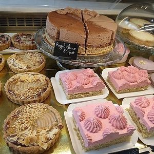 Amandines, entremets à la mousse de framboise, et royal chocolat  at Why Nuts in Reignier