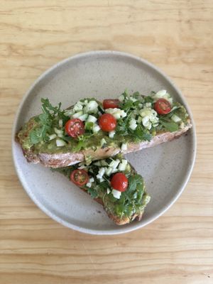 Toasts hechos con pan de masa madre y puedes elegir hasta 3 ingredientes .  at Hagamos Composta Café in Mexico City