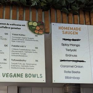 Diese 3 Bowls und die nicht durchgestrichenen Saucen sind vegan at Incooknito in Meissen
