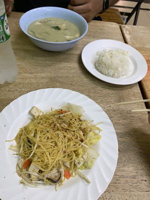 Pad Thai und Green Curry   at Maturot in Bangkok