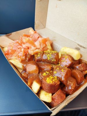 vegan 'Currywurst' with fries (7.90€) + extra tomatoes (0.80€) at Frittenwerk - Frankfurt Hbf in Frankfurt