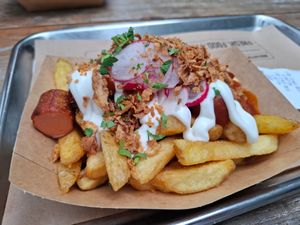 Vegane Currywurst mit Pommes (+ Radieschen als Extra) at Frittenwerk in Mannheim