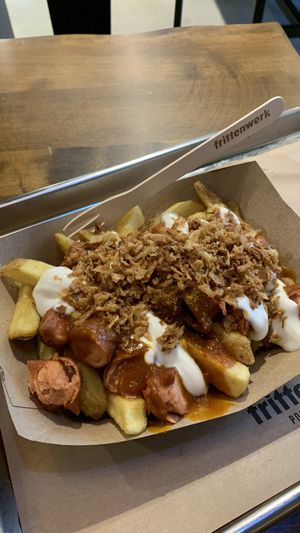 Currywurst mit Standard-Fries  at Frittenwerk - Bolzstraße in Stuttgart