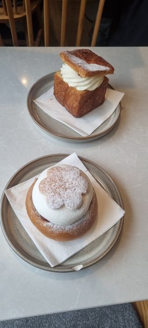 Very cute flower design
Even non vegan partner preferred the vegan one at Socker Sucker in Stockholm