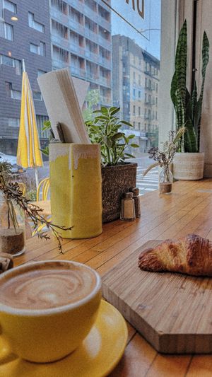 Muy buena atención, el cafe muy rico y tienen variedad de productos veganos 👍🏼 at The Butcher's Daughter - Nolita in New York City
