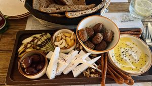 Der Vegane Delikatessen Teller war nicht nur unglaublich vielfältig und lecker, sondern vor allem viel. Leckerer Käseersatz, geröstetes Brot und guter Hummus.   at Browar Pod Zamkiem in Szczecin