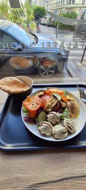 Salad bow de falafel at YAFFA Jean Mace in Lyon