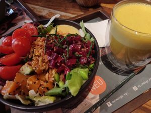 Vegane Bowl und eine sehr leckere golden Milk at my indigo - Auerspergstrasse in Salzburg