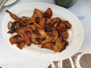 Fried mushrooms with garlic and balsamic vinegar €7.00 at Diporto in Milos