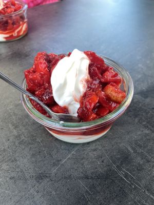 Frozen yogurt mit Gütersloher Erdbeeren  at grown coffee in Guetersloh