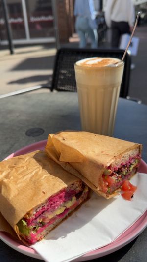 Sauerteigstulle mit Rote Beete, Salat und Avocado  at grown coffee in Guetersloh