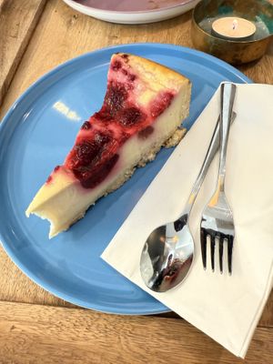 Veganer Käsekuchen mit Himbeeren   at grown coffee in Guetersloh