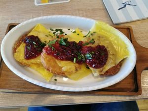 Kartoffelröstie mit vegane Käse und Preiselbeeren at Pier Vier in Cuxhaven