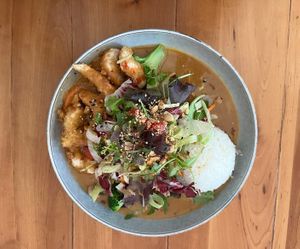 Reis mit Gemüse und veganen Shrimps in Erdnusssoße   at Soy Club in Stuttgart