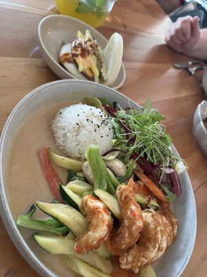 Bao Bun, Reis mit Gemüse und Erdnusssoße mit veganen Garnelen 🍤🥜  at Soy Club in Stuttgart