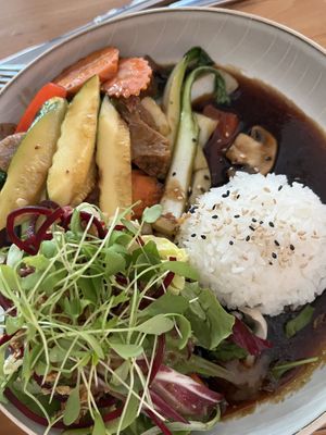Reis mit Gemüse und Schalottensoße mit veganem Hähnchen 🍛  at Soy Club in Stuttgart