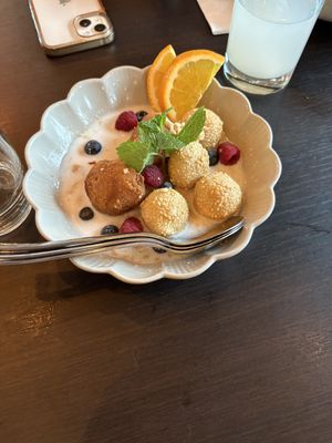 Sesam und Bananenbällchen in warmen Kokosmilch   at Soy Club in Stuttgart