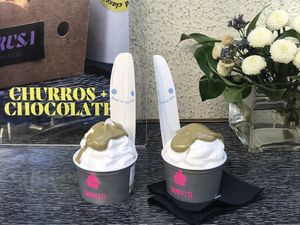 Soft ice cream con topping de pistacho  at CHIRUSA Experimental in Madrid