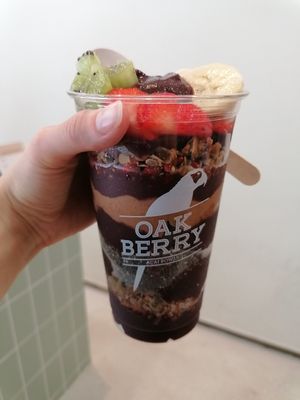 Biggest size 650 ml, unlimited toppings yay! at Oakberry in Ljubljana