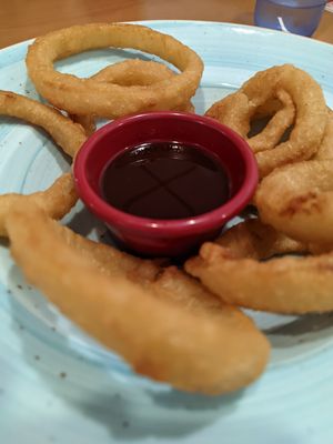 Aros de cebolla veganos con salsa bbq de fresa. at Blac Enjoy in Dos Hermanas