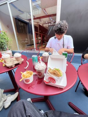 comiendo delicioso con mis amiguitos no veganos👍🏼  at Goy's Plant-Based Burgers - Polanco in Mexico City