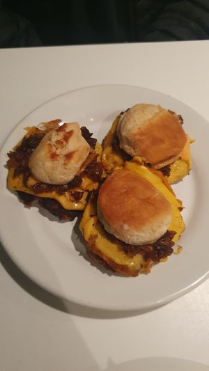 Sliders 3 mini hamburguesas con queso americano, cebolla caramelizada, pepinillos y salsa de la casa at Goy's Plant-Based Burgers - Polanco in Mexico City